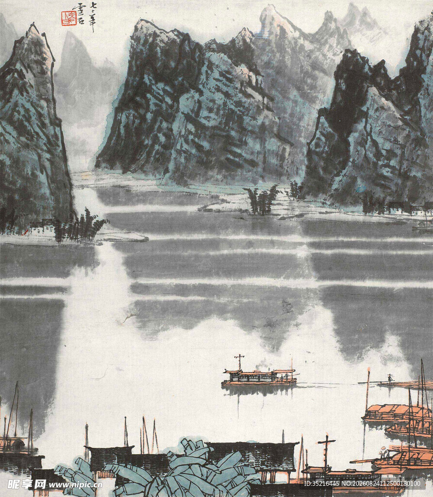 水墨山水间的江畔船只景象