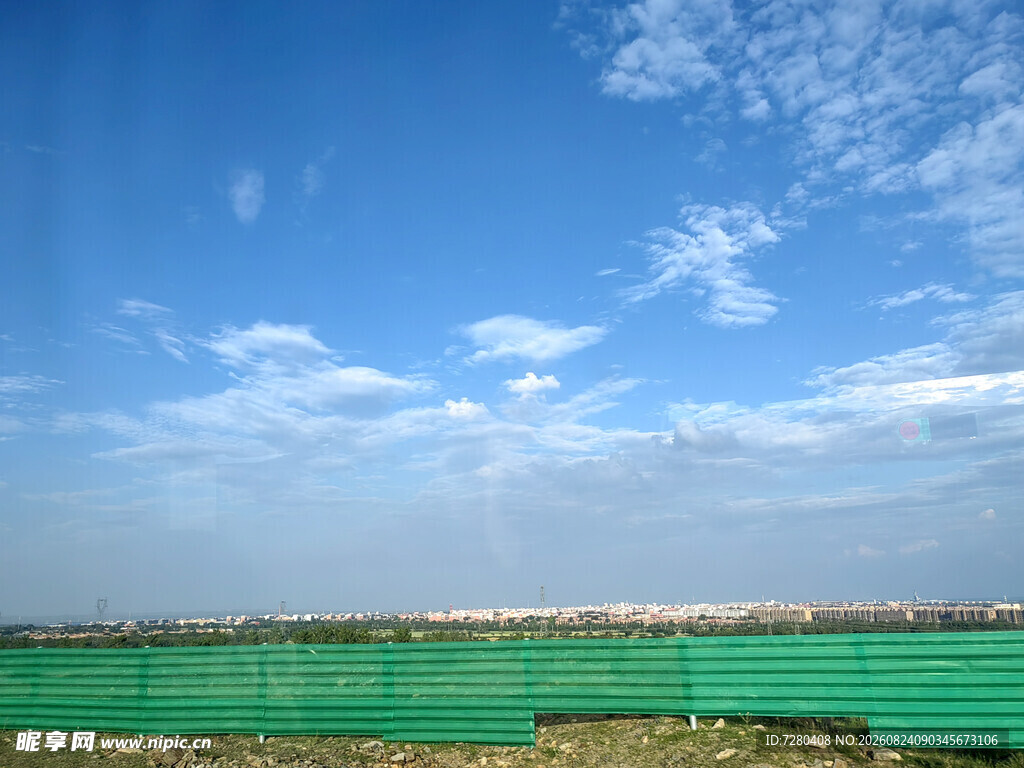 蓝天绿地间的开阔风景