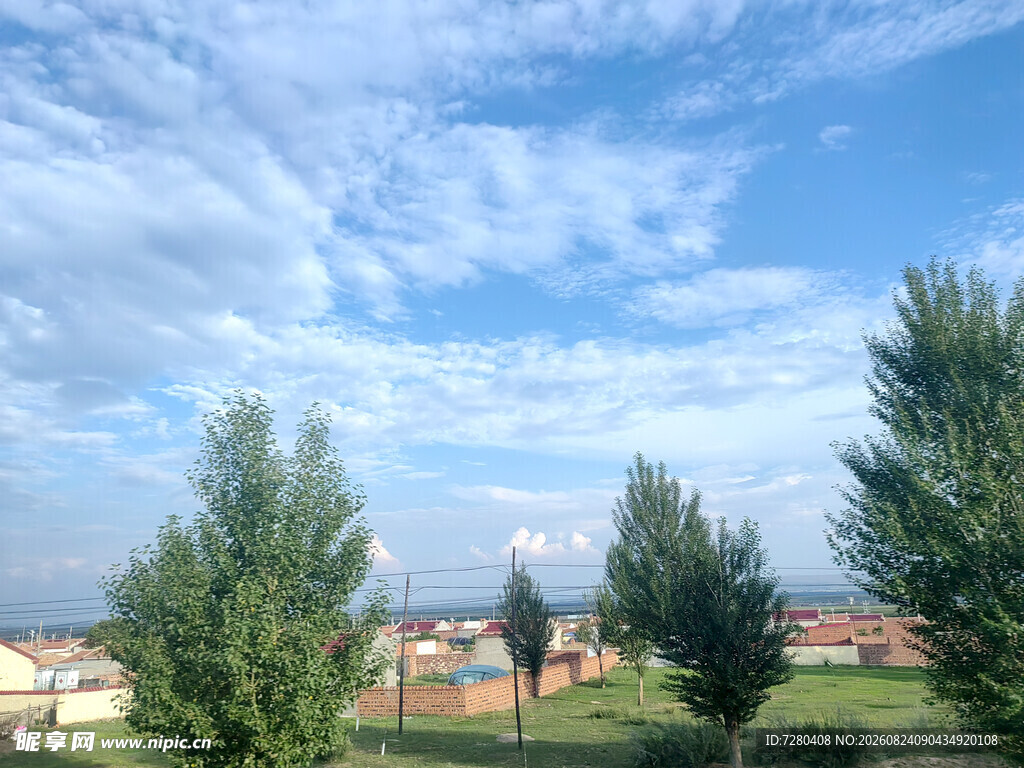 乡村蓝天绿树远景风光