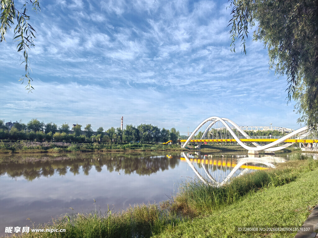 河畔桥梁美景