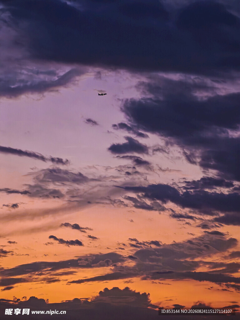 夕阳下的飞机