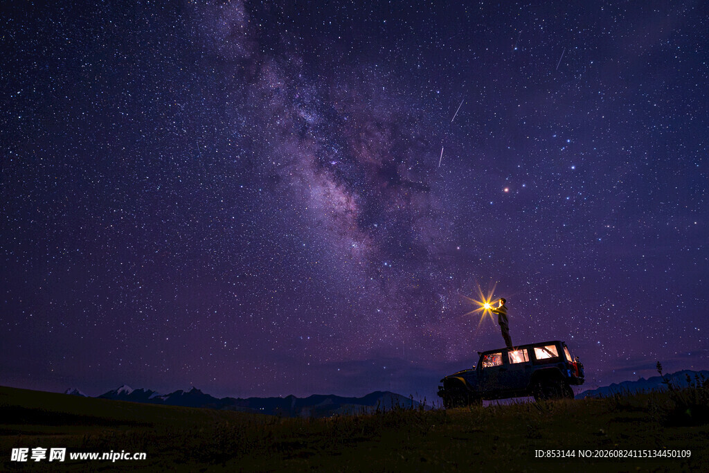 银河星空下的越野车