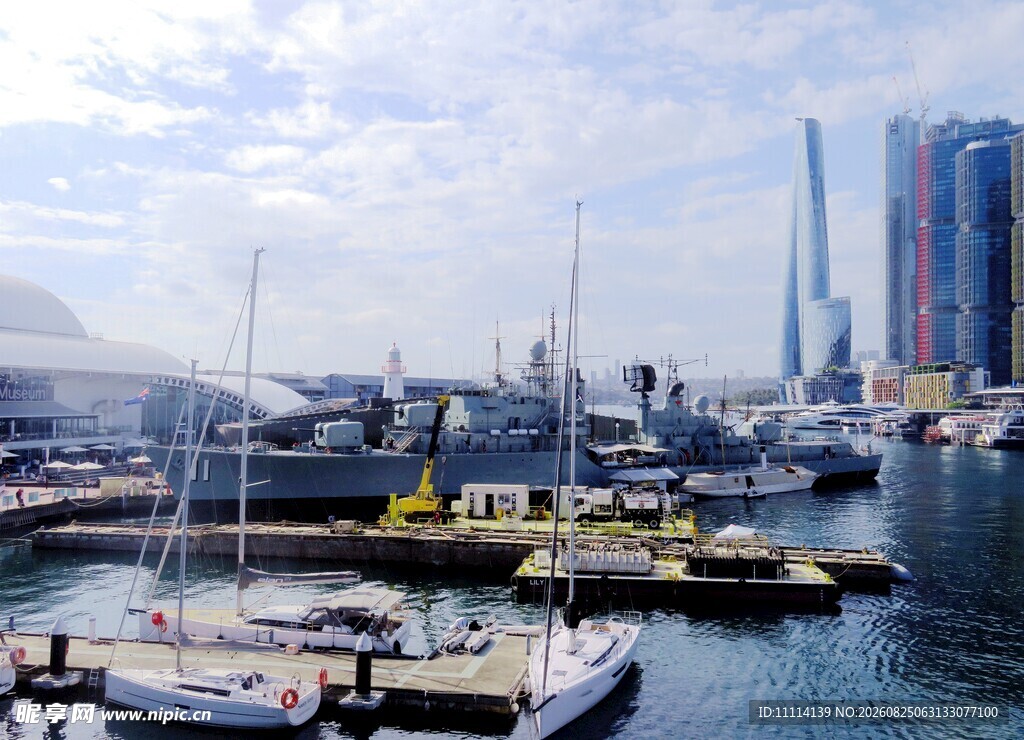 海港码头停泊的众多船只