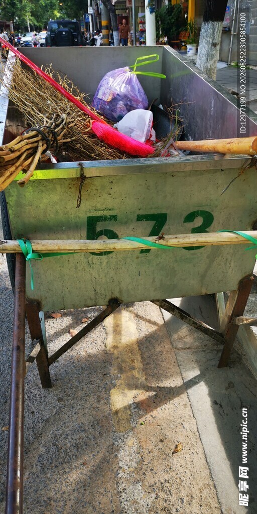 工人操作绿色环卫清洁车