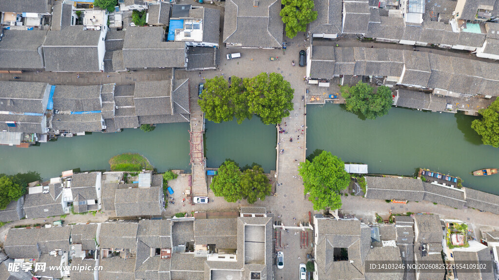 俯瞰古桥流水人家景观