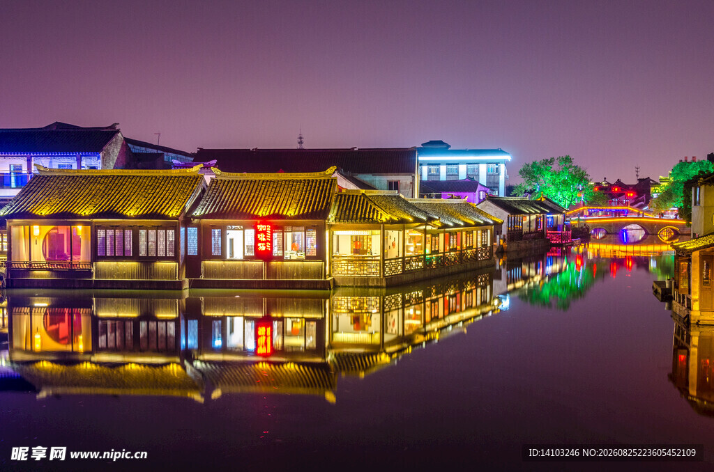水乡夜景古建倒映波光中