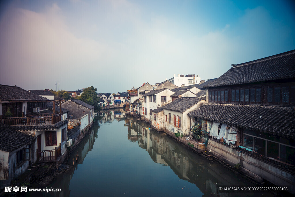 江南水乡古镇静谧河道