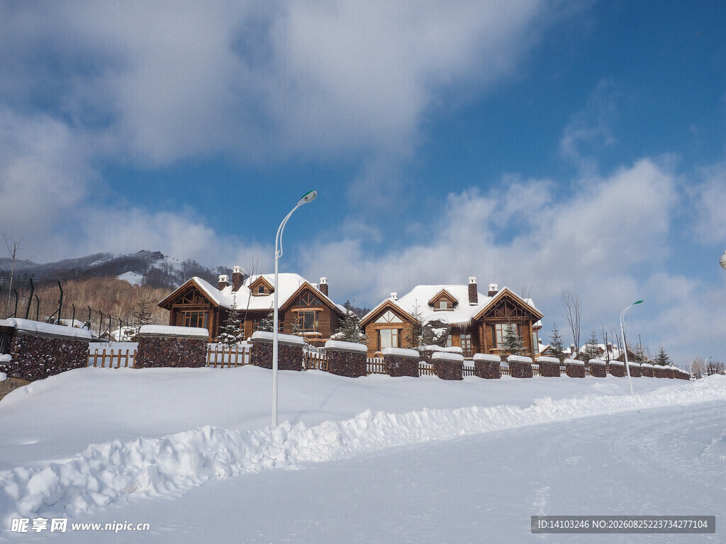 雪覆木屋的冬日美景