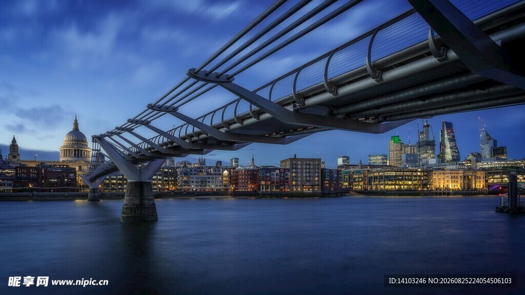 伦敦千禧桥夜景风光