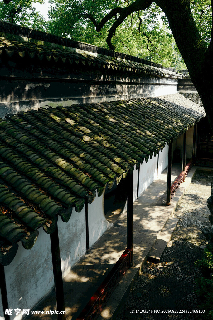 中式古建屋檐下的静谧景象