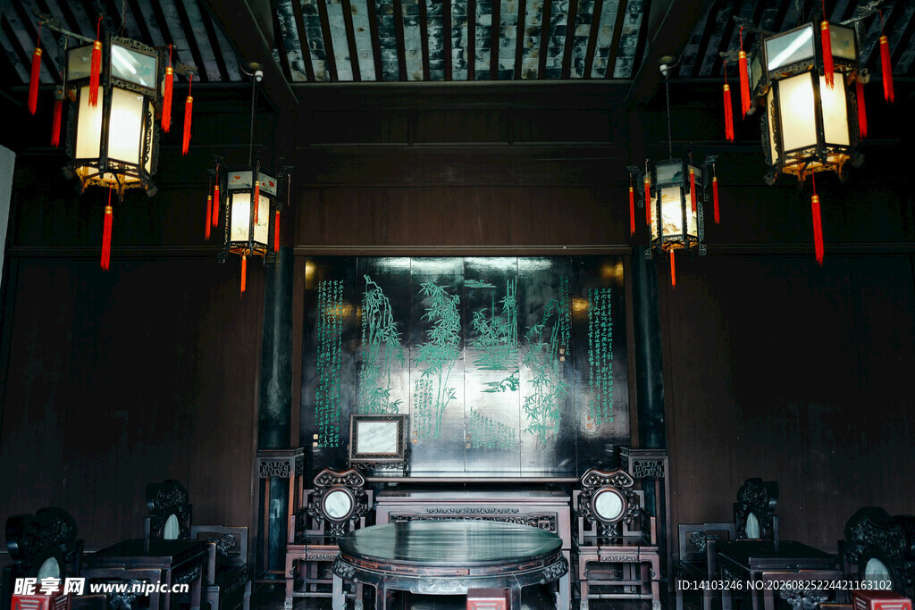 中式古宅内景灯笼摇曳