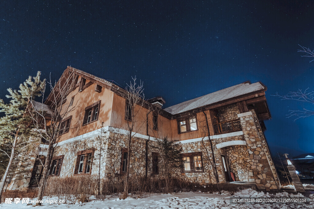 雪夜中的古老建筑