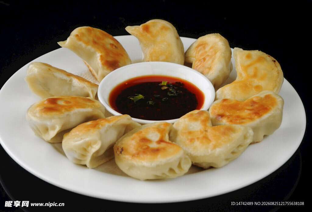 美味煎饺配蘸料