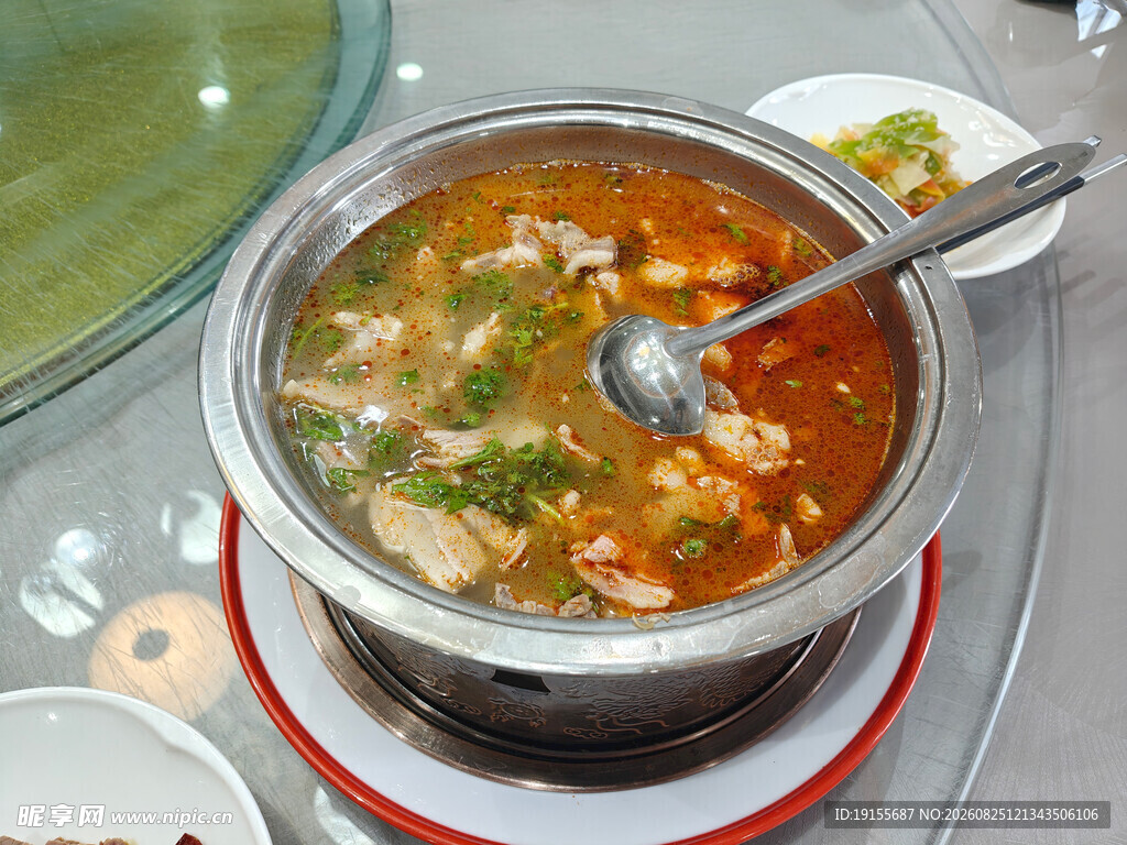 美味羊肉汤火锅热气腾腾