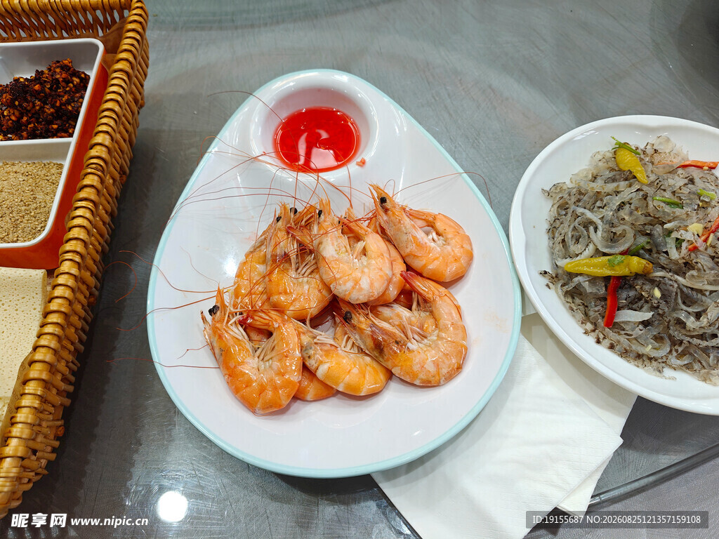 美味虾肴搭配多样菜品