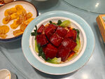 美味红烧肉与果盘组合