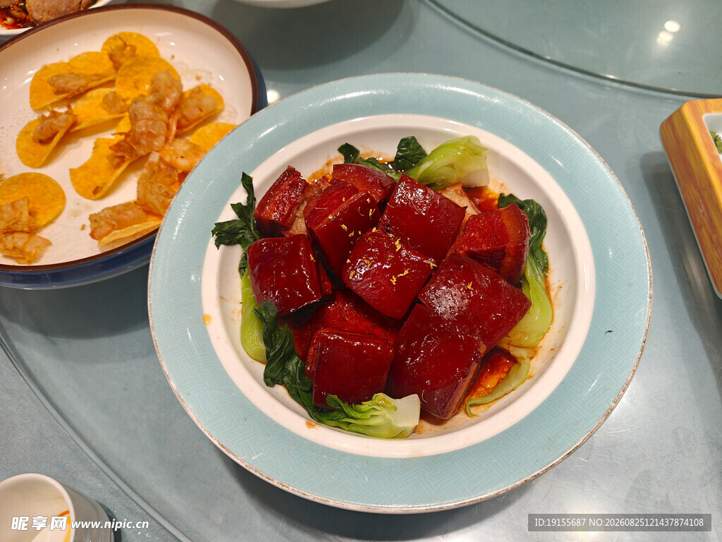 美味红烧肉与果盘组合