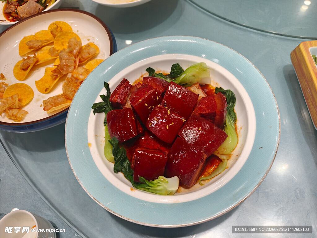 美味红烧肉摆于餐桌