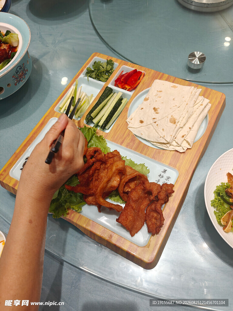 美味烤肉拼盘待享用