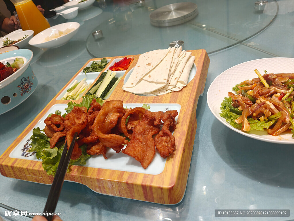 美味中式菜肴摆桌展示