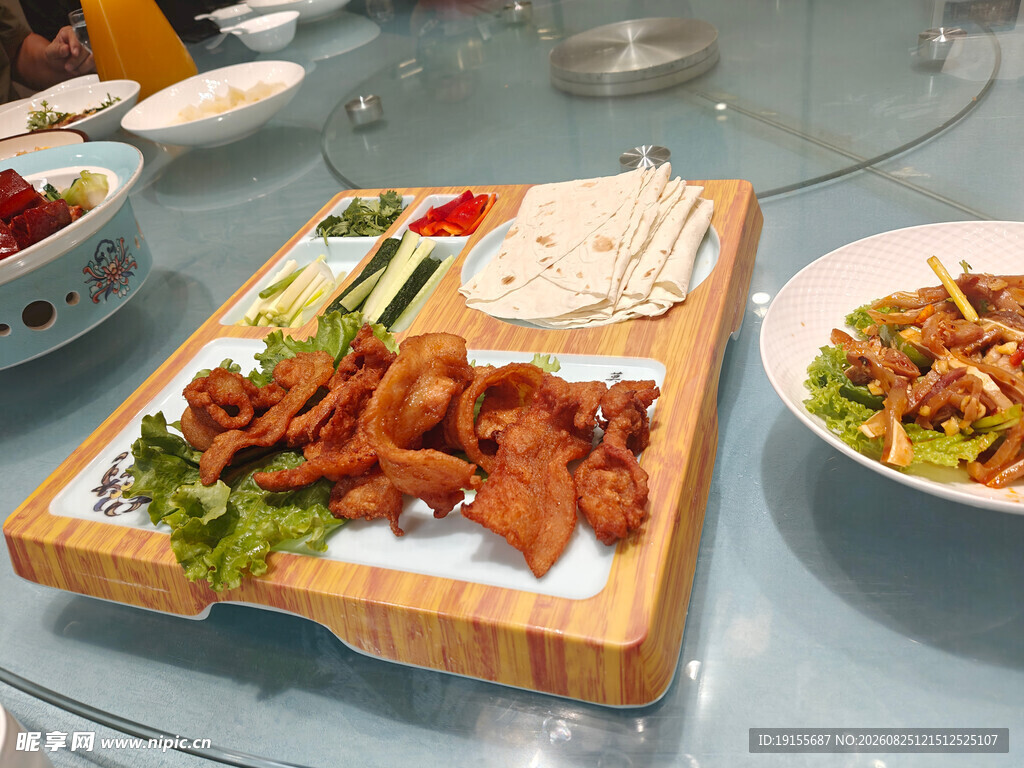美味卤味拼盘与特色菜肴