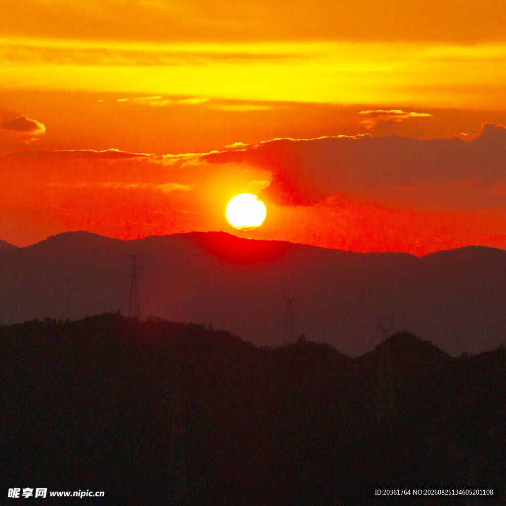 夕阳西下映山峦