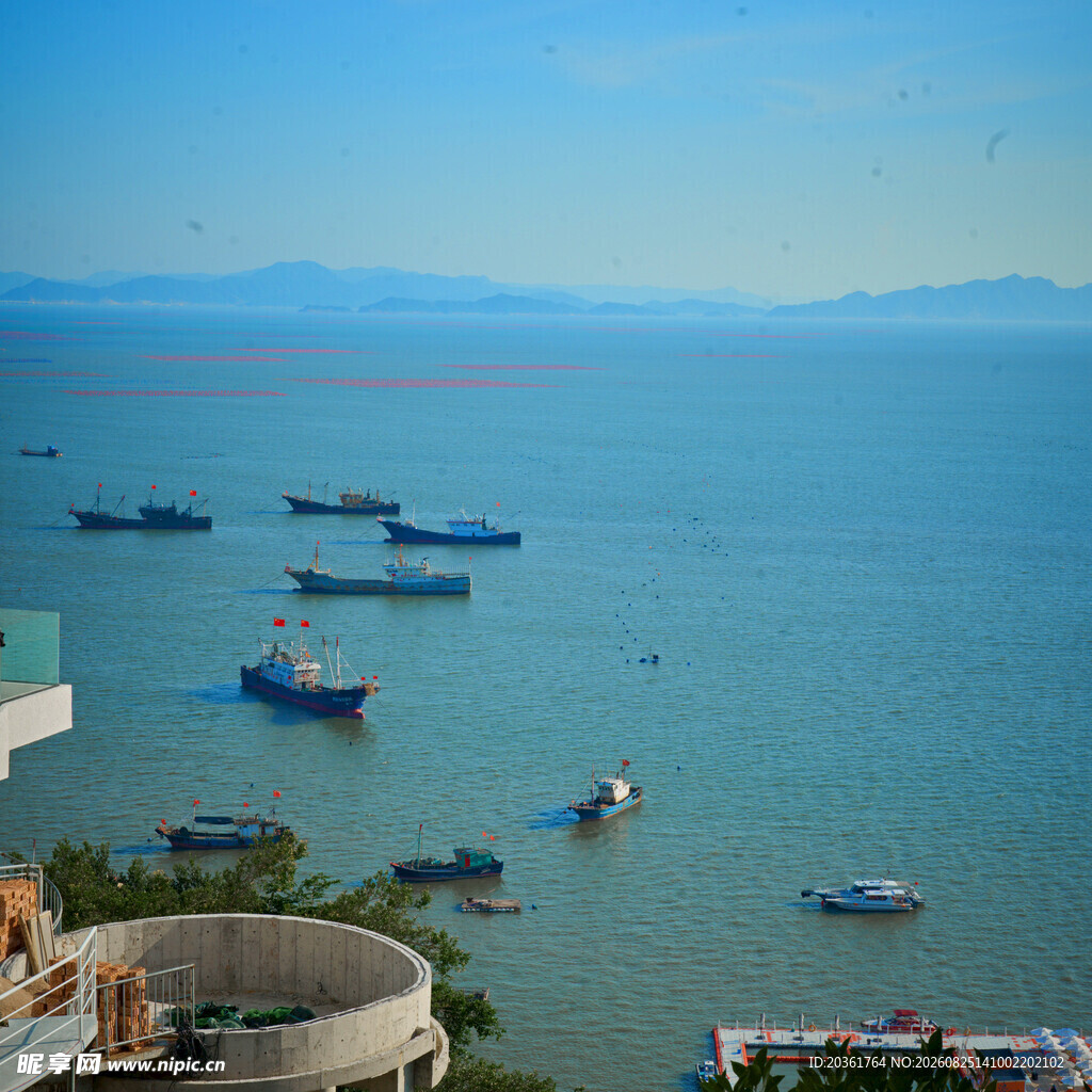 海上船只与城市景观
