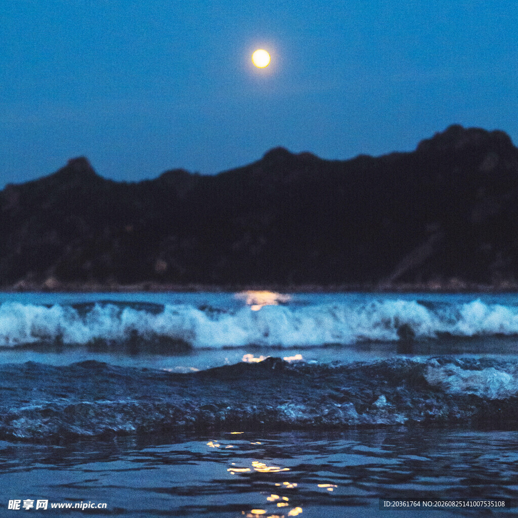 月夜下的海浪与远山