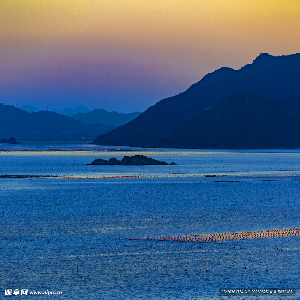夕阳下的宁静山海景色