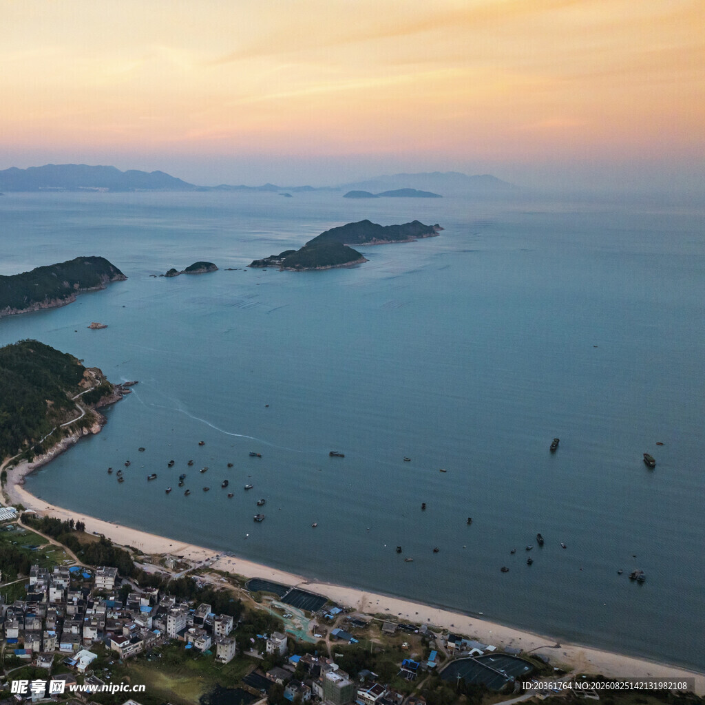 海滨暮色下的美丽海岸线