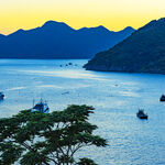 海上船只伴山景黄昏图