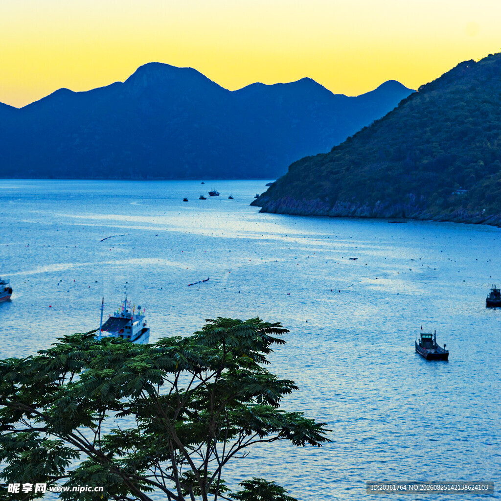 海上船只伴山景黄昏图