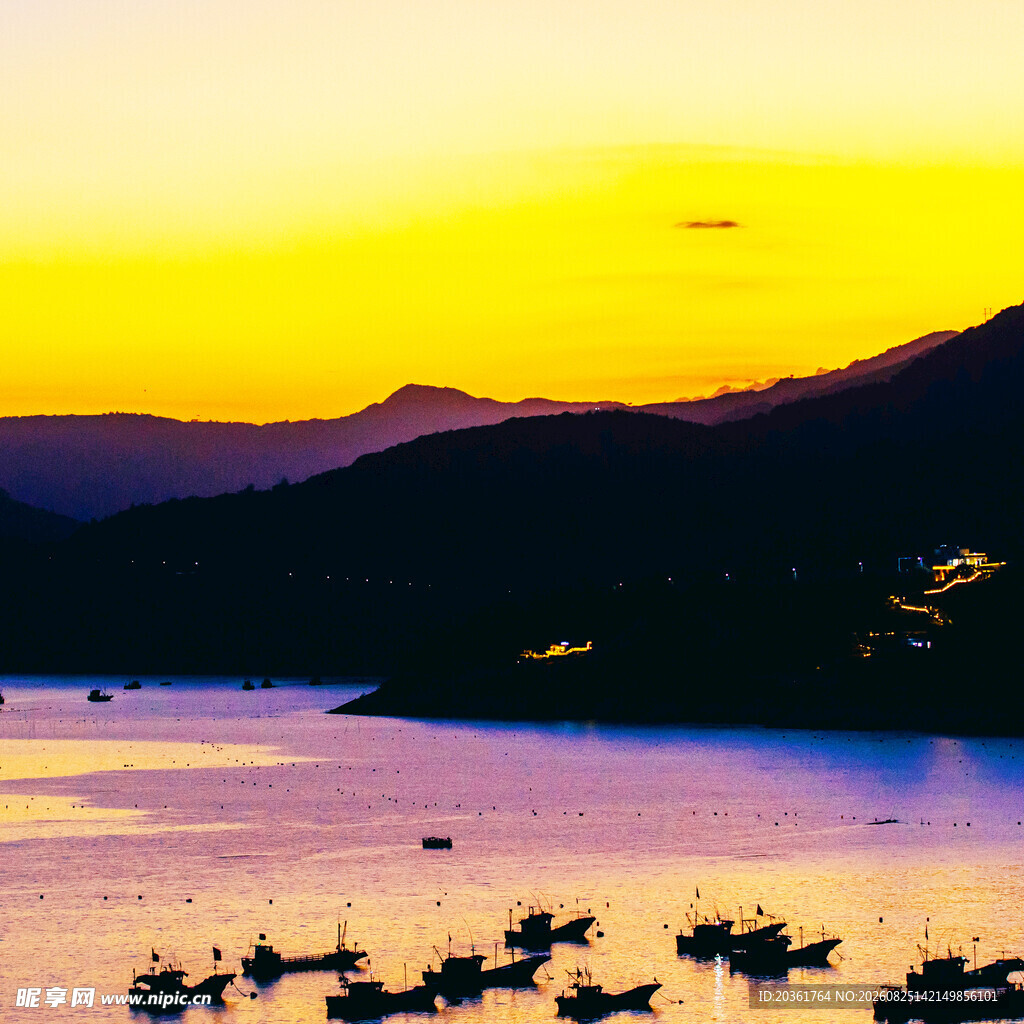 夕阳下宁静的湖与船只