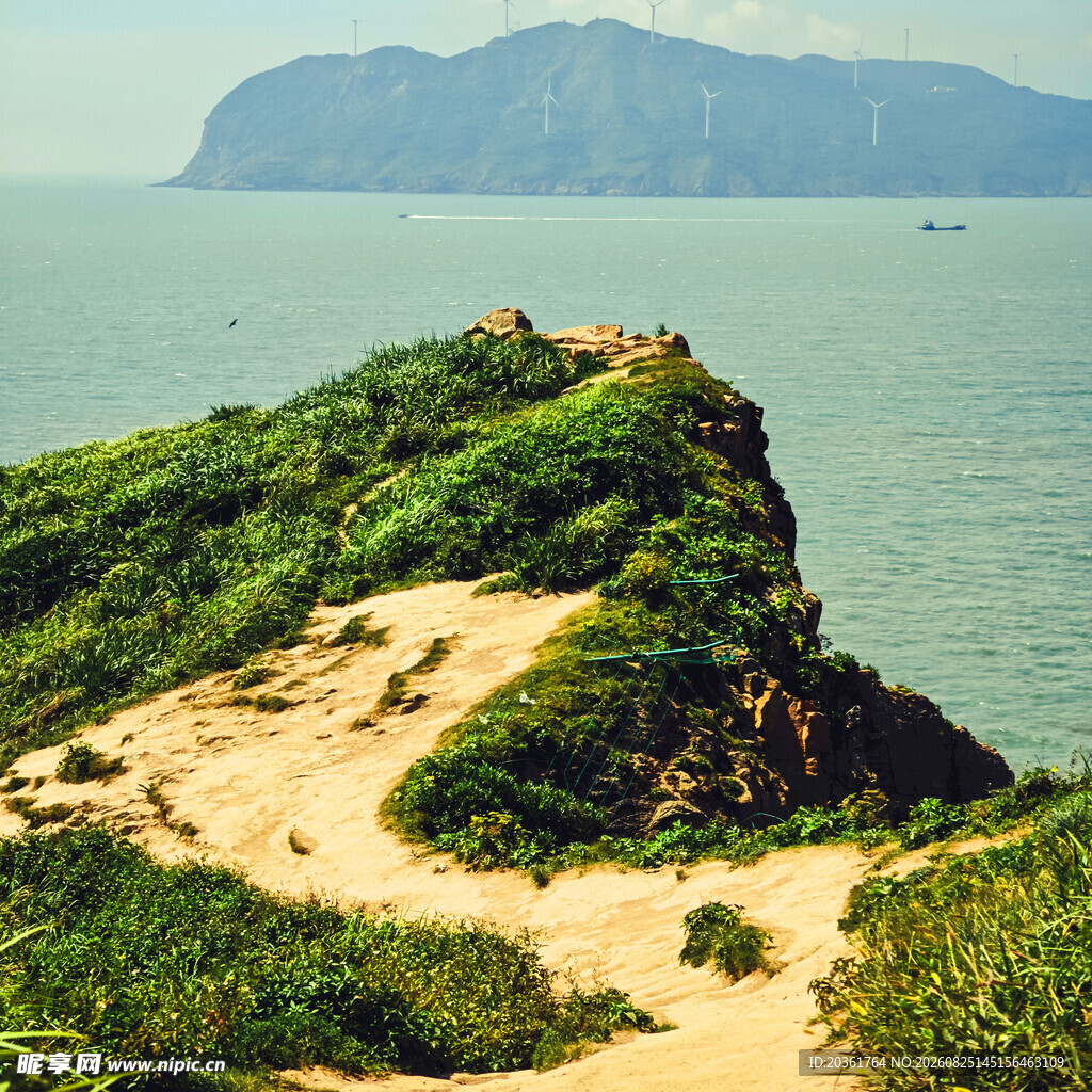 海边绿意盎然的陡峭崖岸