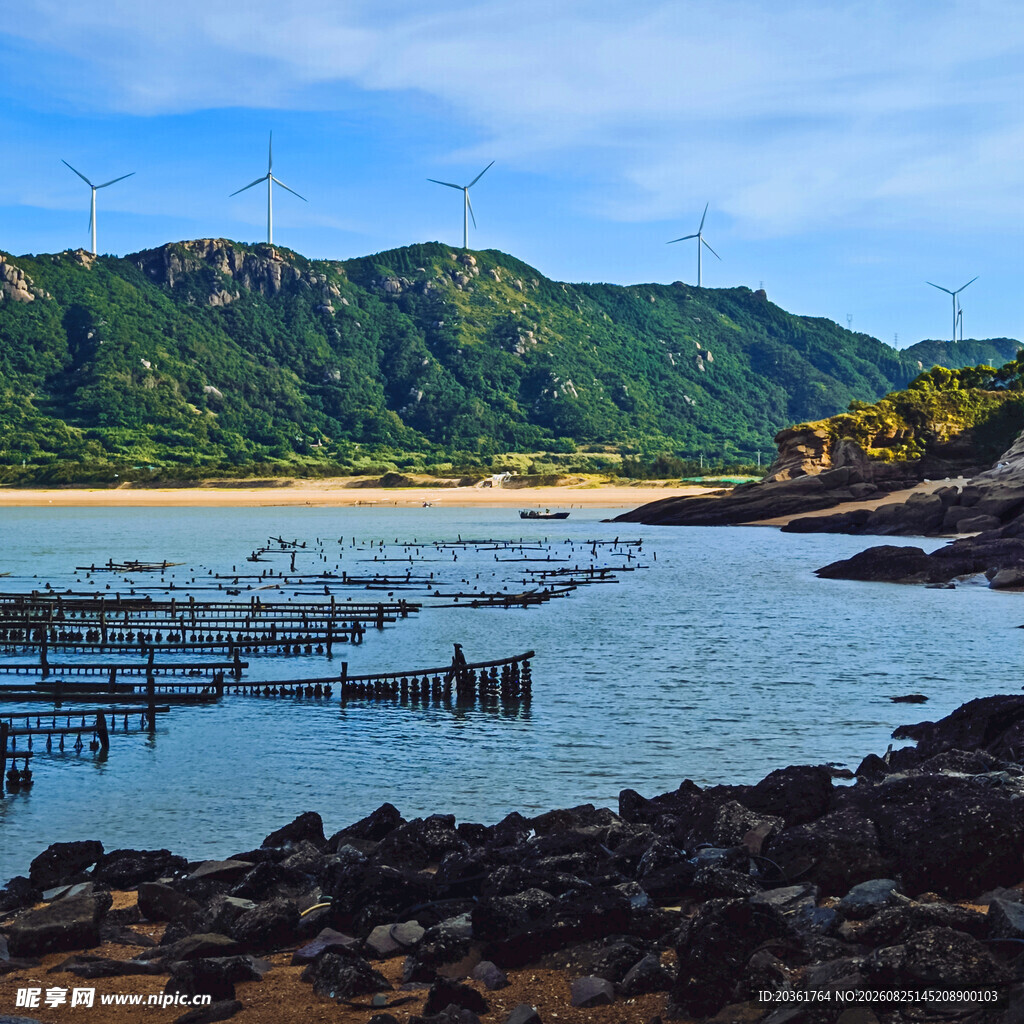 湖畔山水间的渔排景致