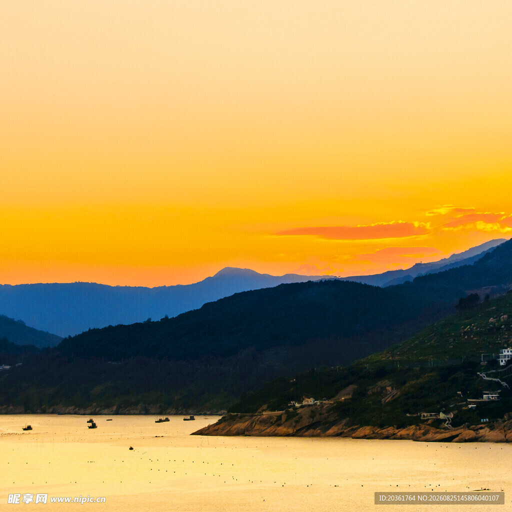 夕阳下的山水湖景风光