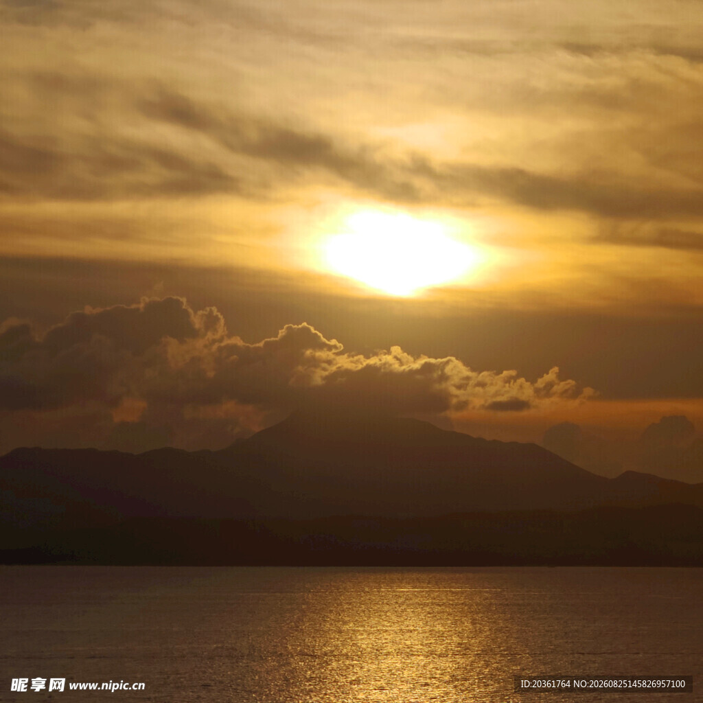 夕阳下波光粼粼的水面