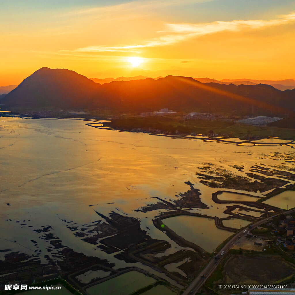 海上日落的美丽风光