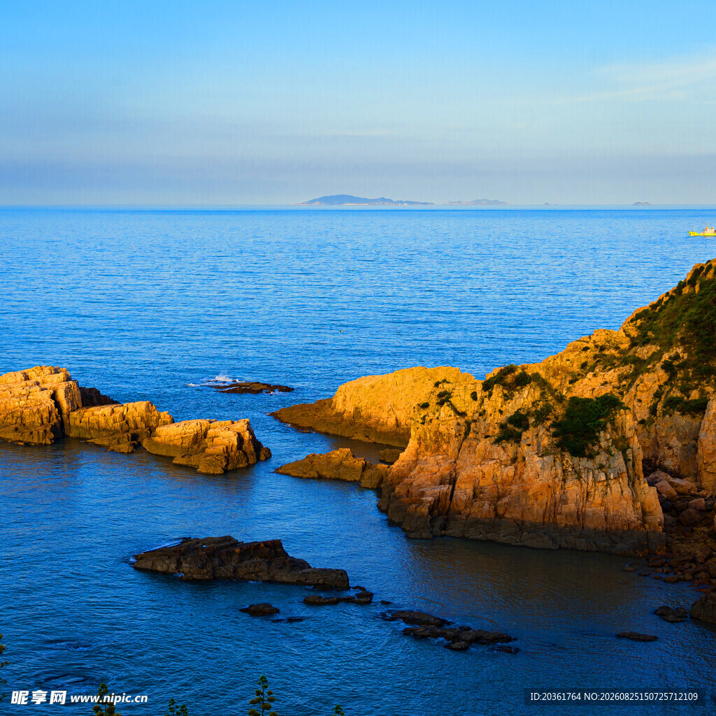 海边嶙峋岩石与辽阔海景