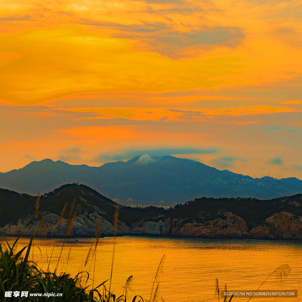 夕阳下的山水美景