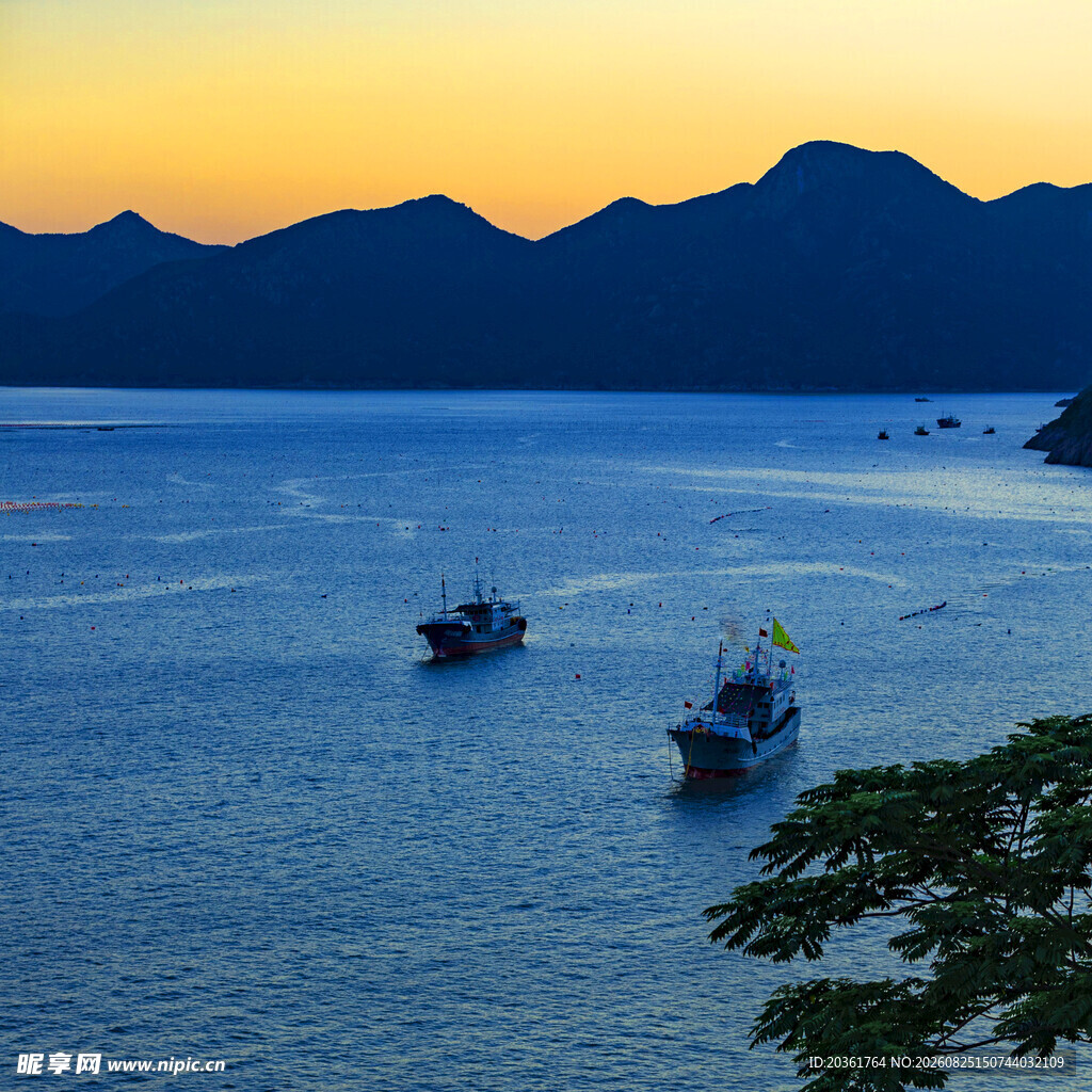海上渔船伴日暮美景