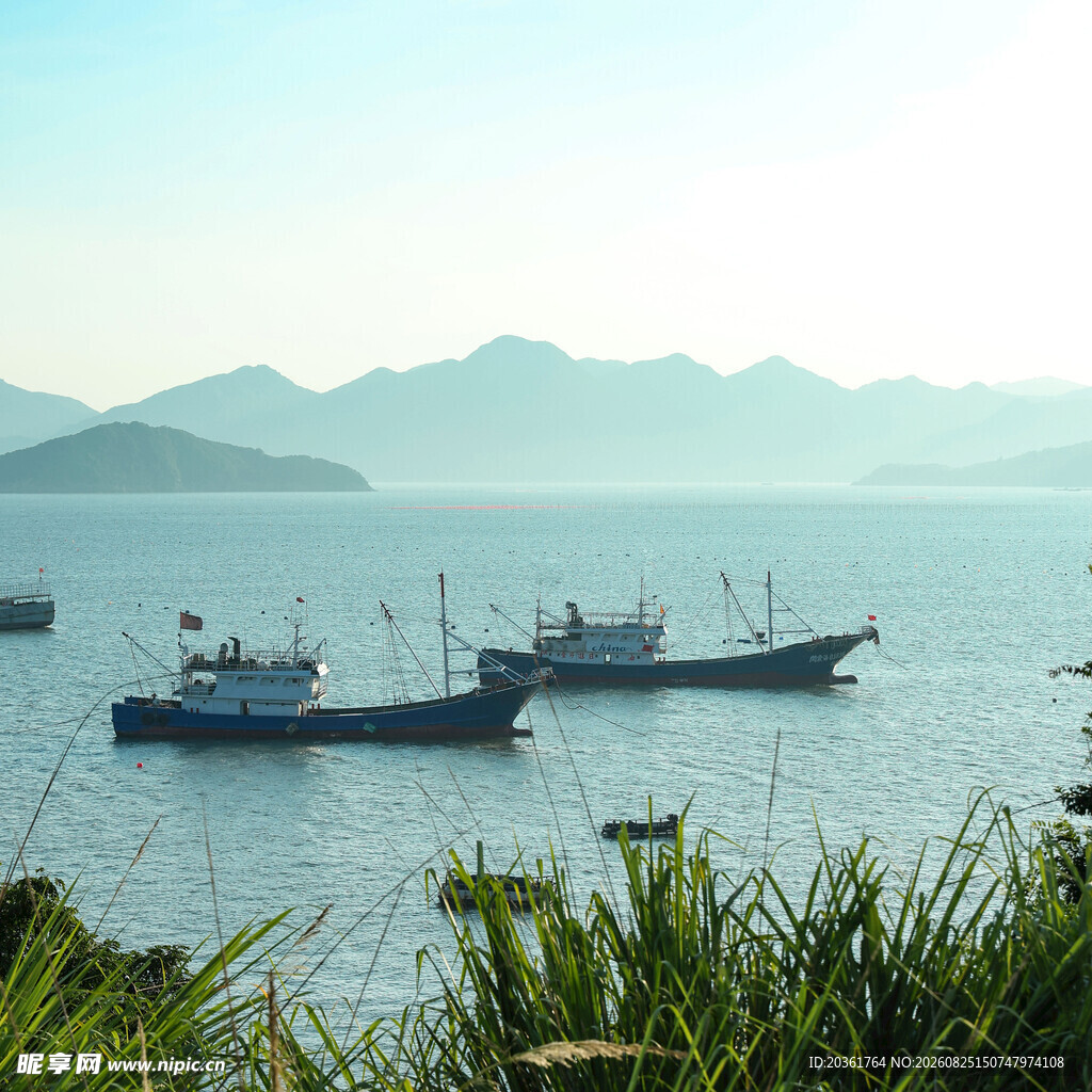 海上船只与远山绿植景观