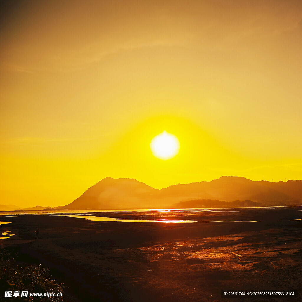 夕阳下的山水美景