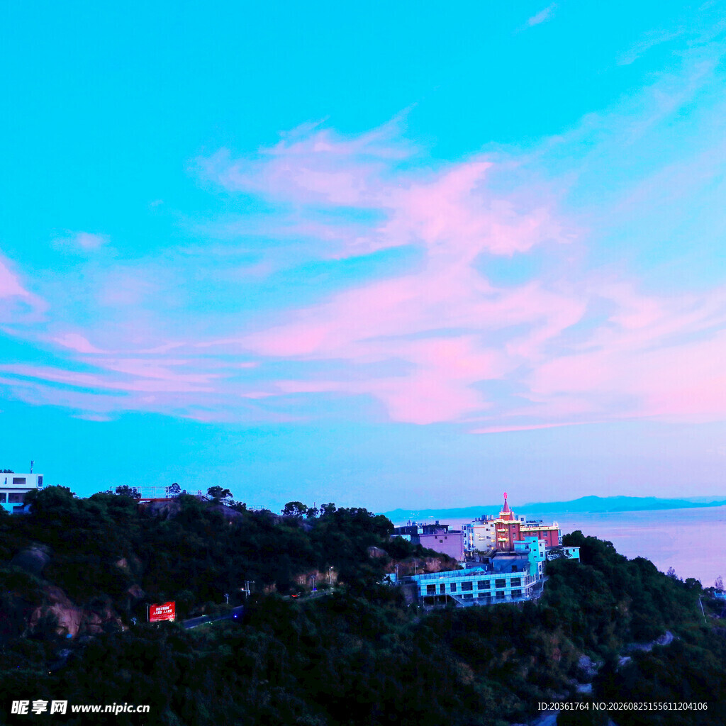 黄昏时山顶的美丽建筑风景