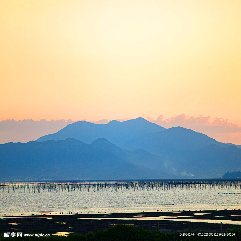 夕阳下的山水与桥梁美景