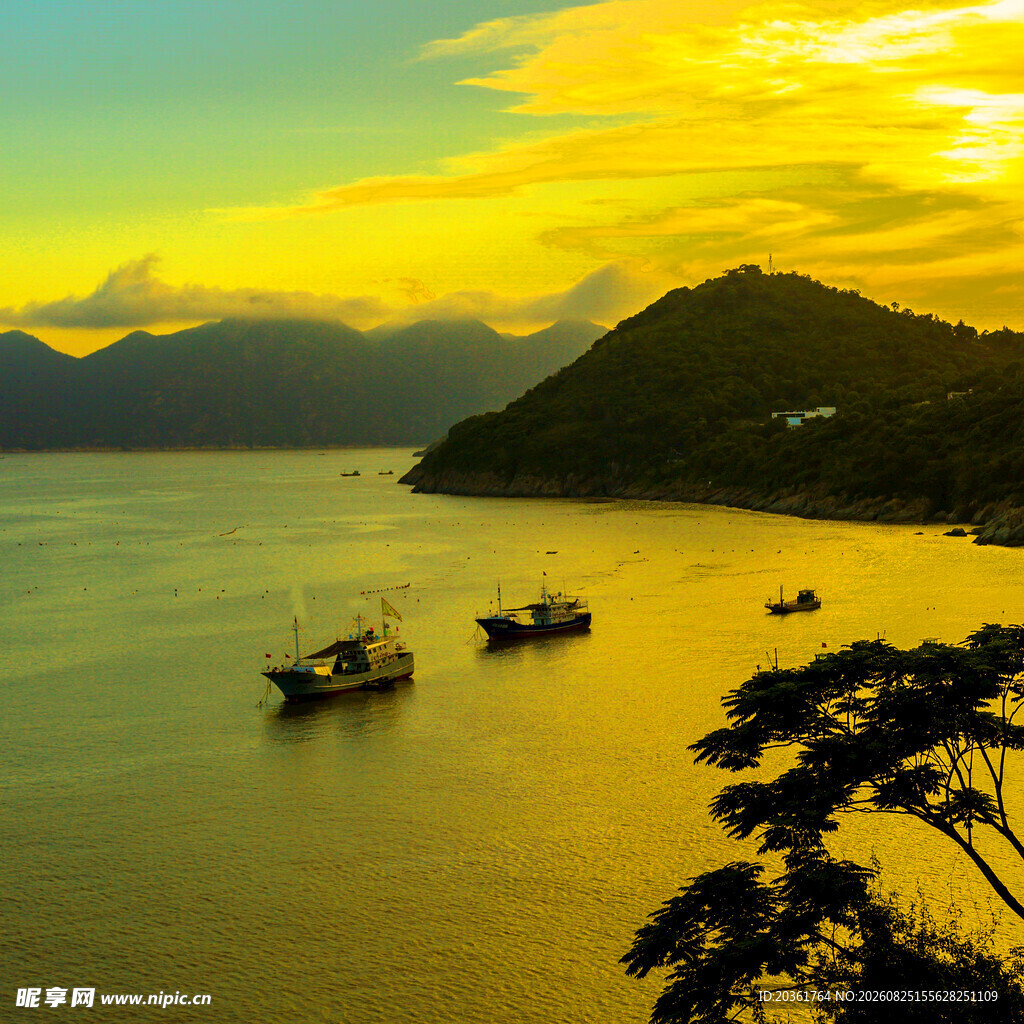 夕阳下的宁静海面与船只