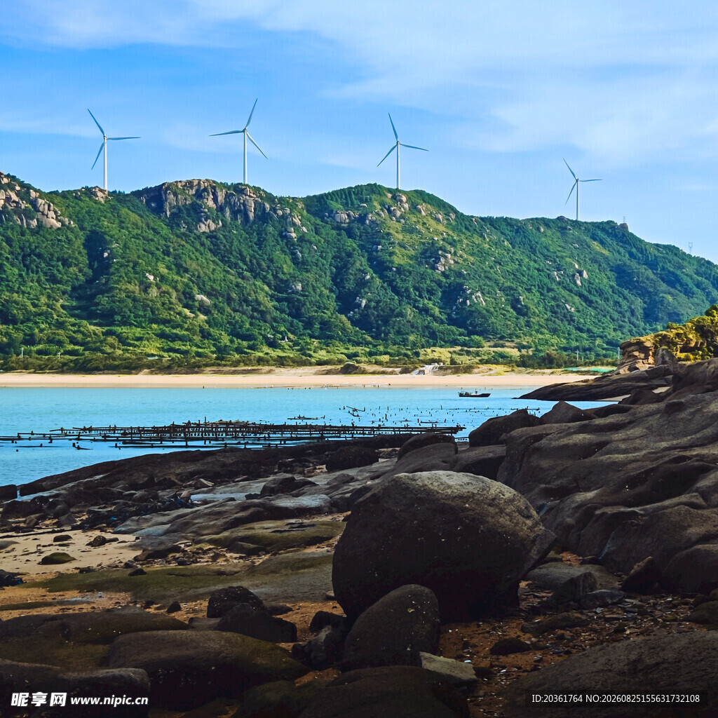 海边青山与风力发电机组景