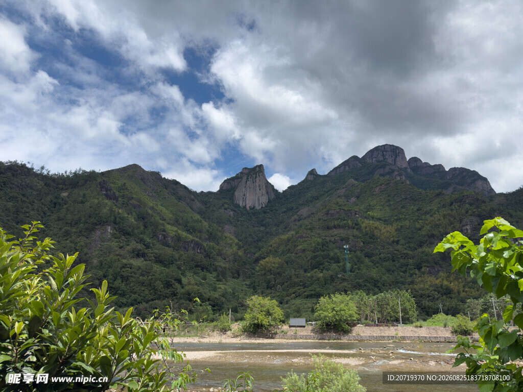 青山绿水间的壮丽山景