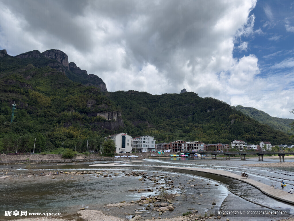 山间河畔的宁静村落