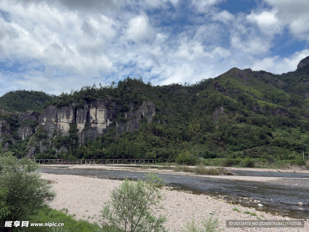 山间河畔美景